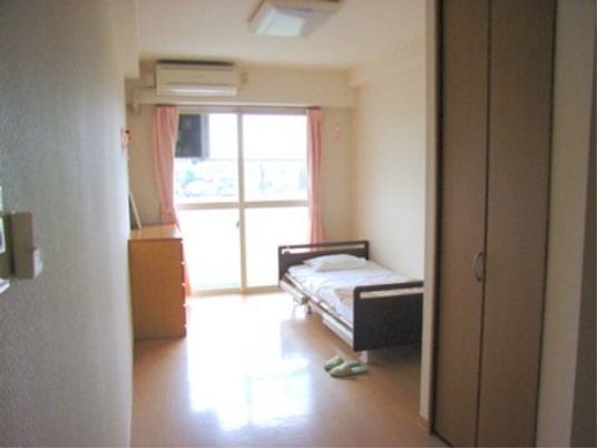明るい個室の居住空間