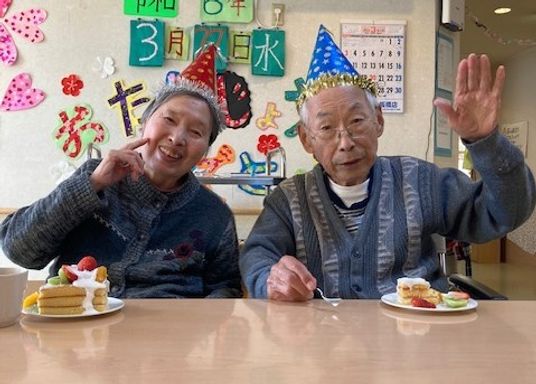 笑顔でお祝いする利用者様たち