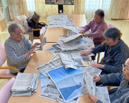新聞を読む利用者の様子