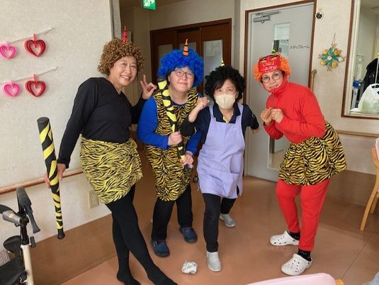 明るい空間で笑顔の集い