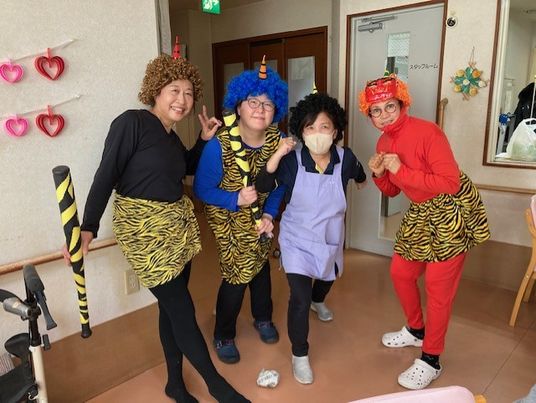 明るい空間で笑顔の集い