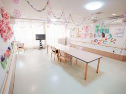 華やかな壁飾りの多目的室