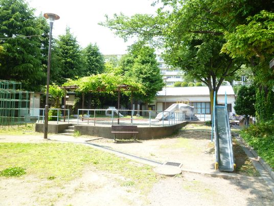 緑に囲まれた屋外空間