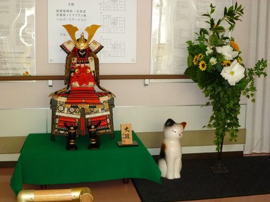 武者人形と招き猫のディスプレイ