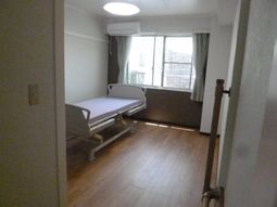 居室のベッドと窓