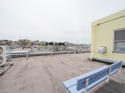 明るい屋上テラス風景