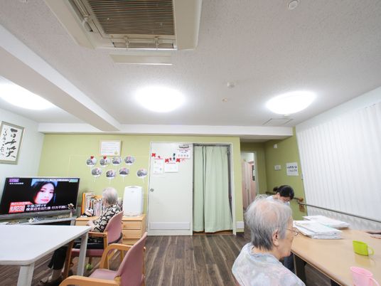 共有スペースで過ごす人々
