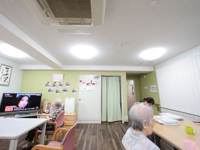 共有スペースで過ごす人々