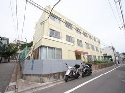 黄色い建物の外観