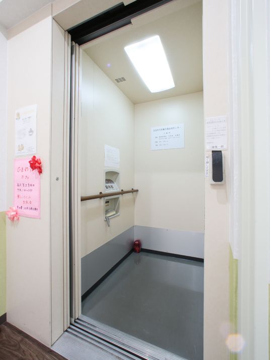 広々としたエレベーター空間