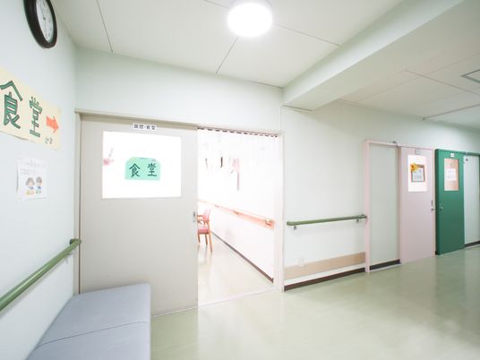 廊下と掲示物の様子