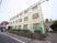 黄色い外壁の建物外観