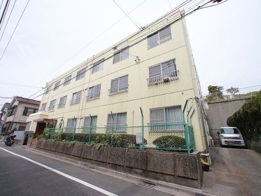 黄色い外壁の建物外観