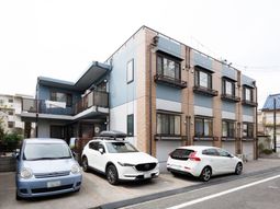 青と茶色の建物外観