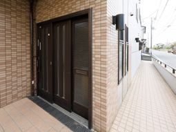 茶色の扉のある建物エントランス