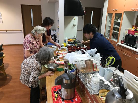 料理活動する人々の様子