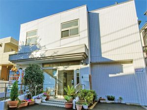 白い建物の外観