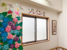 掲示物のある壁