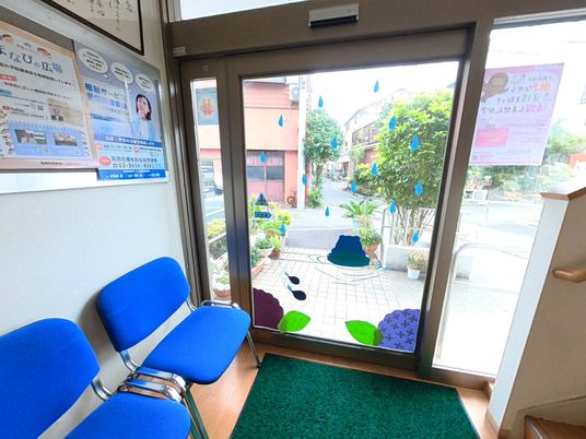 カラフルな装飾の入口
