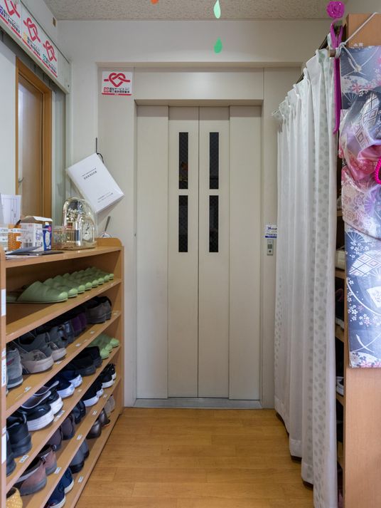 整理整頓された靴棚とエレベーター