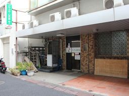 清潔な施設のエントランス