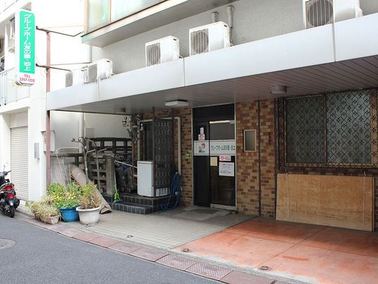 建物入口付近の風景