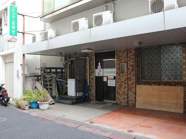 建物入口付近の風景