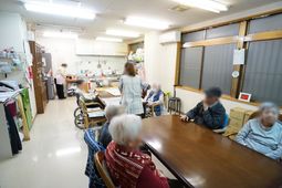 明るい食堂の光景