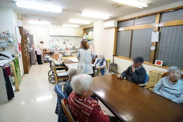 明るい食堂の光景