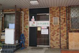 入口の門扉と壁