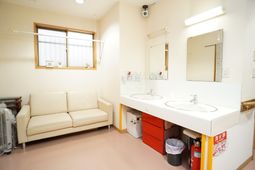 洗面台とソファの居室