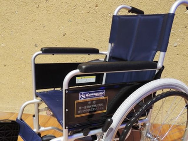 青い座席の車椅子 スタッフイメージ 軽量な車椅子が用意されています。利用者の移動をスムーズにサポートします。