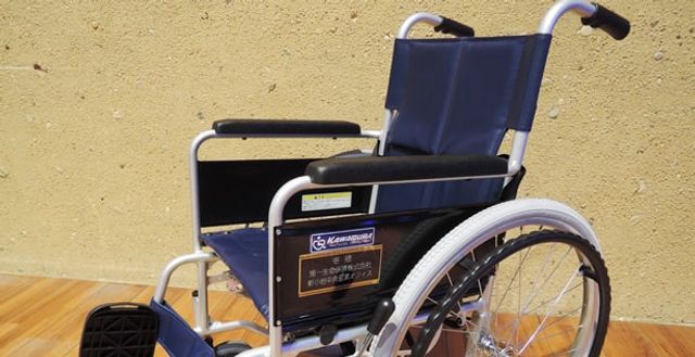 青い座席の車椅子 スタッフイメージ 軽量な車椅子が用意されています。利用者の移動をスムーズにサポートします。