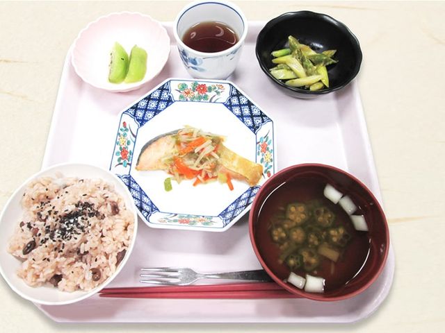 バランスの良い食事 食堂 彩り豊かな季節の食材を使用した食事の一例です。栄養バランスに配慮された内容です。