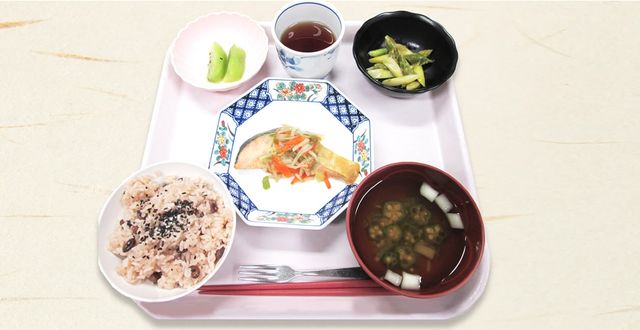 バランスの良い食事 食堂 彩り豊かな季節の食材を使用した食事の一例です。栄養バランスに配慮された内容です。