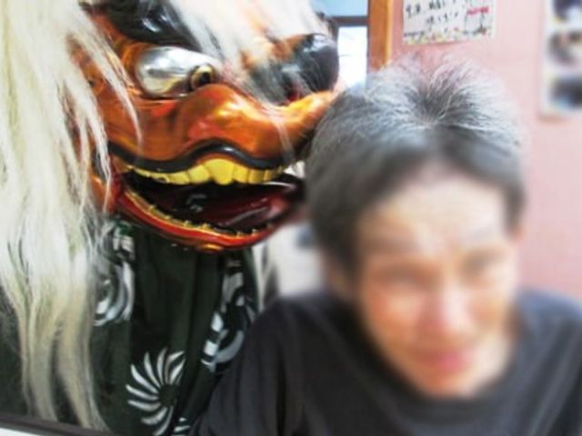 お祭りの風景です 中庭 入居者と獅子舞が共に楽しむイベントが行われています。施設内での暖かい交流の瞬間です。