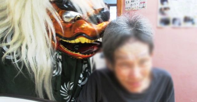 お祭りの風景です 中庭 入居者と獅子舞が共に楽しむイベントが行われています。施設内での暖かい交流の瞬間です。