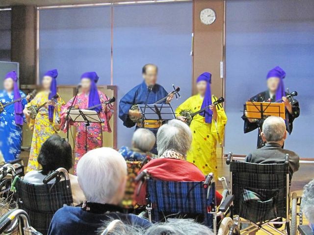 音楽を楽しむ室内 多目的室 明るい雰囲気の中で演奏が行われています。様々なアクティビティが楽しめる場所です。