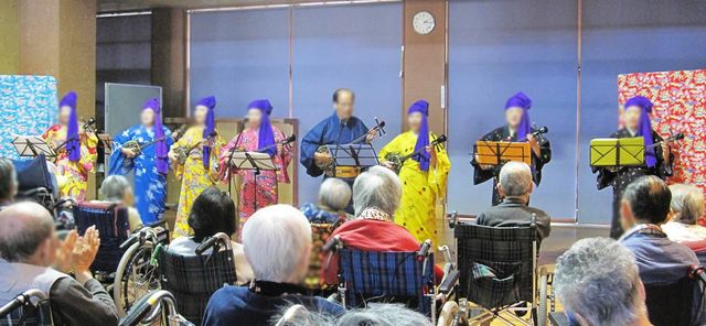 音楽を楽しむ室内 多目的室 明るい雰囲気の中で演奏が行われています。様々なアクティビティが楽しめる場所です。