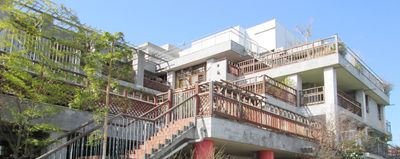 木造建築と階段の外観