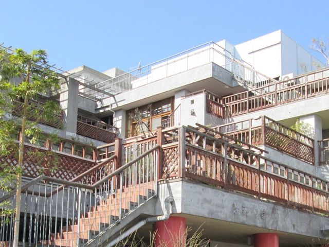木造建築と階段の外観 外観 緑に囲まれた建物は、開放感のあるデザインです。自然と調和した環境が魅力です。