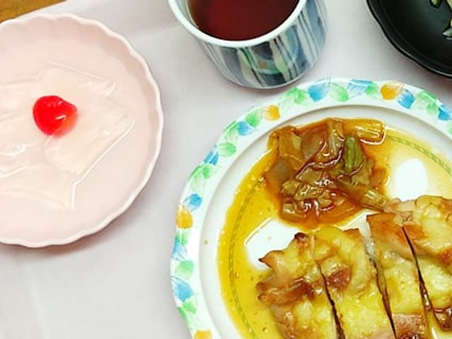 食事メニューの例 料理 美味しそうな料理が並ぶプレートです。介護施設での食事提供に関心がある方への参考情報です。