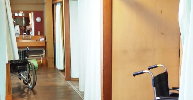 車椅子が設置された廊下 廊下 車椅子も快適に通れる幅広い廊下で、安全に移動が可能です。スタッフのサポートも充実しています。