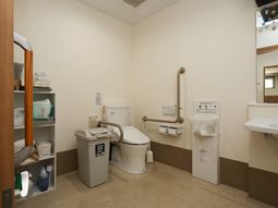 バリアフリー設計のトイレ