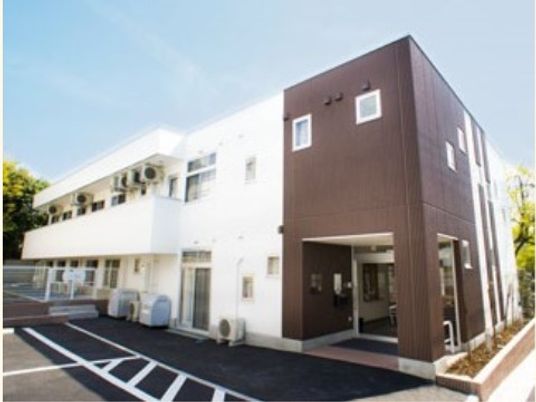 清潔感のある建物のエントランス