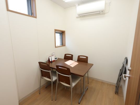 多目的スペースの清潔な部屋
