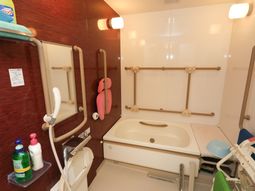 バリアフリー設計の浴室