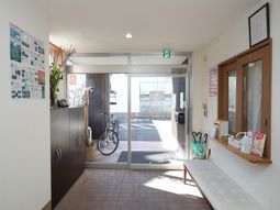 明るいエントランス風景