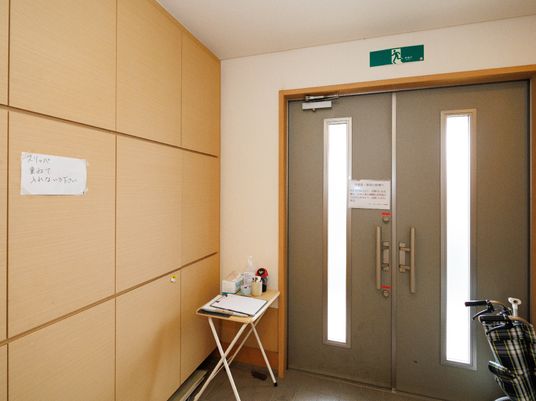 出入り口と掲示物のある空間