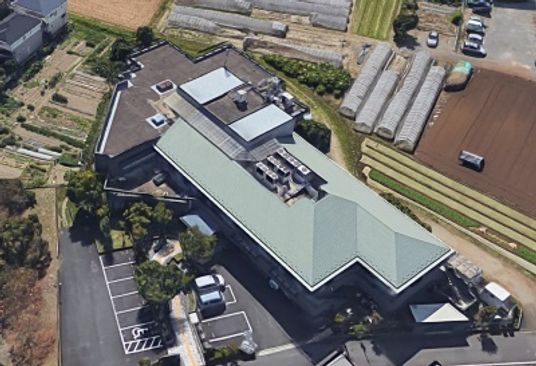 広々とした建物外観